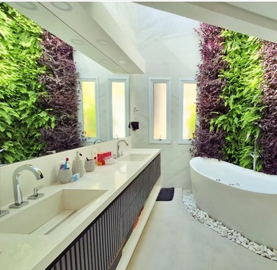 Jardim vertical instalado em parede externa residencial