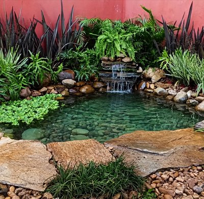 Lago ornamental em jardim residencial com design paisagístico